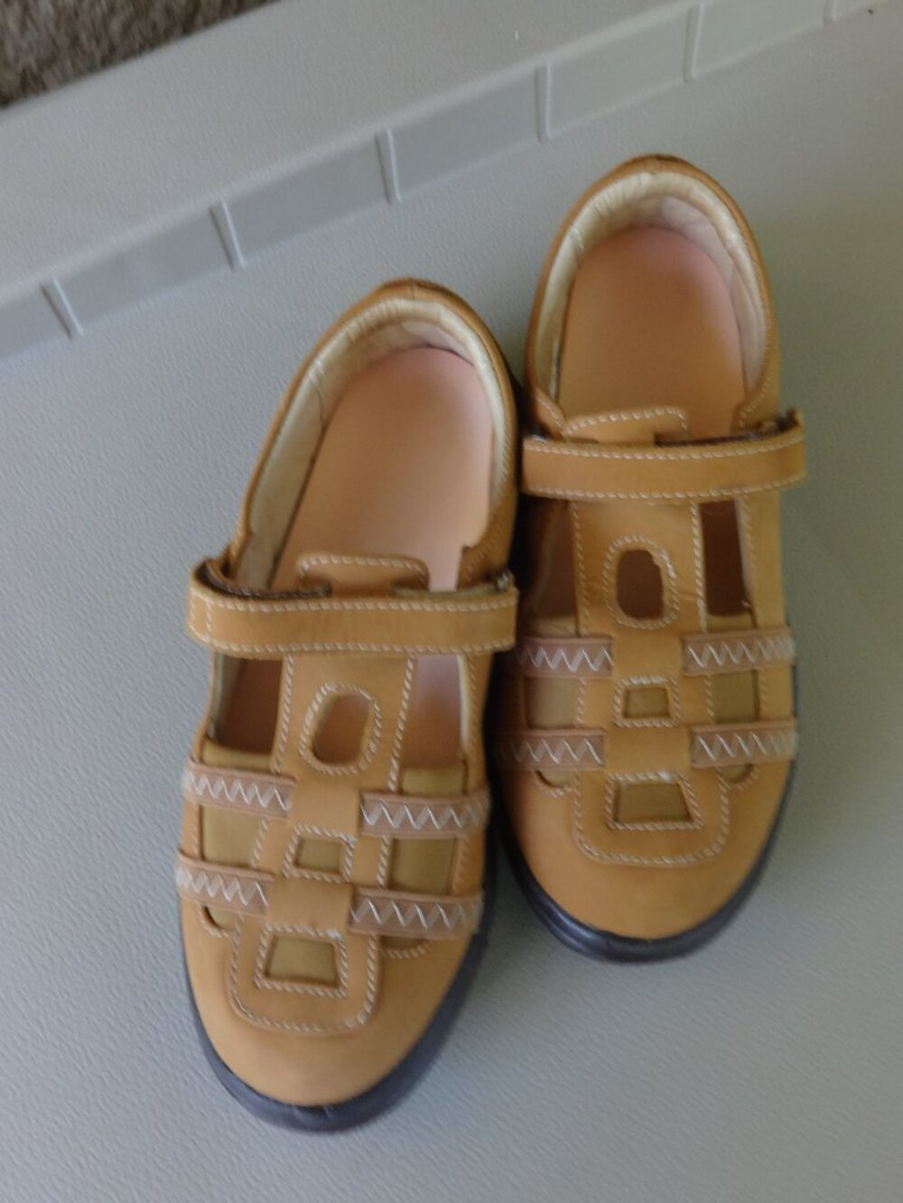 Surefit Orthopedic Camel color leather shoes women's size 7M, Velcro straps NWOT